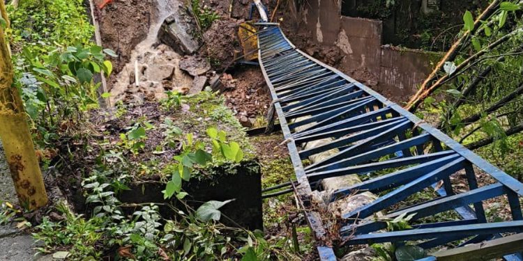 EAAV repara tubería del acueducto rota en puente del barrio El Buque